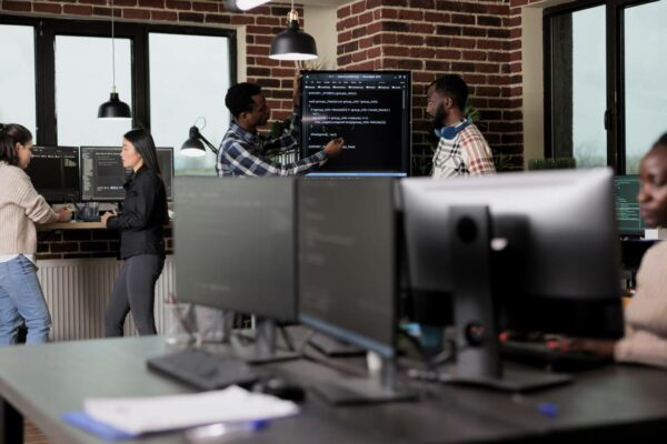 Empresa-de-TI-e-com-colaboradores-e-computadores