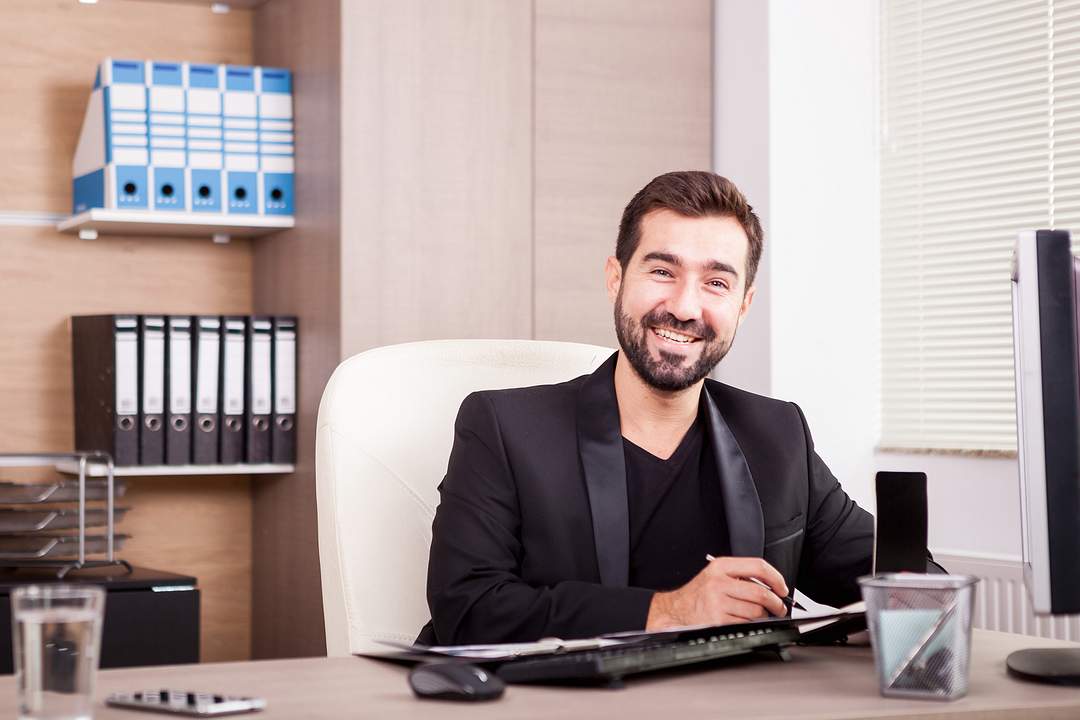 contador trabalhando em escritório