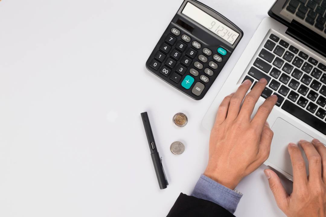 clm_empresário-pensativo-sentado-com-computador-laptop-aberto-parecendo-preocupado-enquanto-pensa-sobre-planejar-vista superior