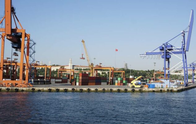 crane-lifting-container-transport-seaport