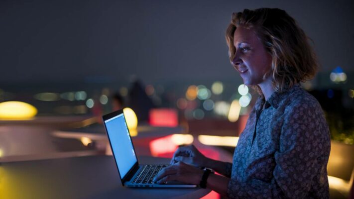 mulher-usando-um-laptop-no-escuro