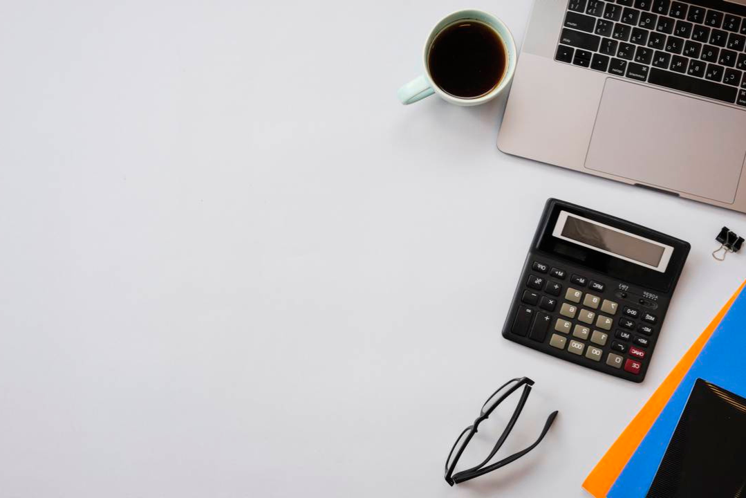 area-de-trabalho-de-escritorio-com-laptop-e-uma-xicara-de-cafe
