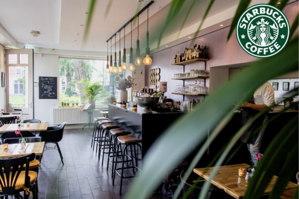 interior-shot-café-com-cadeiras-perto-do-bar-com-mesas-de-madeira