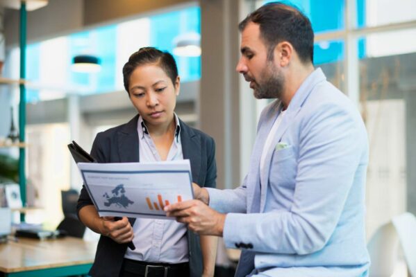 homem mostrando relatorio para mulher