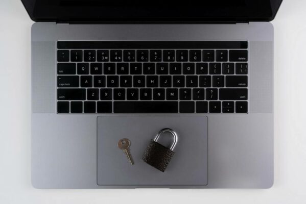 laptop com vista superior com chave de bloqueio