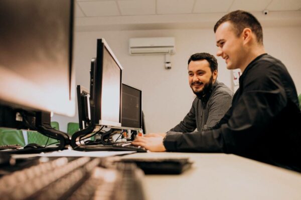 jóvenes-diseñadores-web-trabajando-en-ordenadores