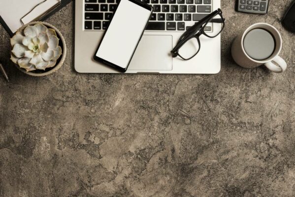 visualización superior de diversos elementos empresariales