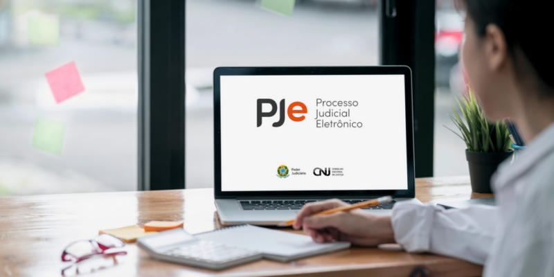 Mujer trabajando en Notbook