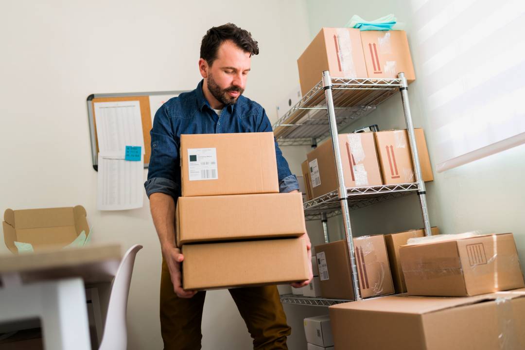 proprietário-de-empresa-trabalhador-com-loja-de-negócio-online-em-crescimento-empreendedor-atraente-organizando-pacotes-seu-pequeno-escritório