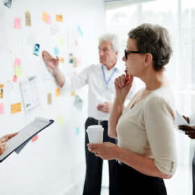 Personas que planifican una estrategia